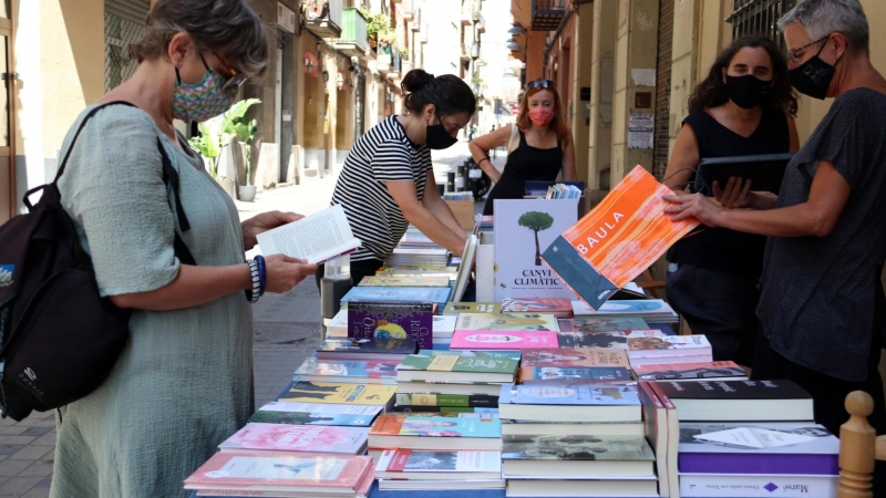 Imatge d'una parada d'una llibreria en aquest Sant Jordi d'estiu. ACN