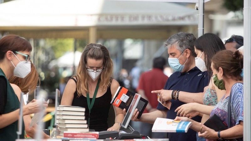 23/07/2020.- Aspecto de uno de los pocos puestos callejeros de venta de libros del centro de Barcelona este jueves, cuando Cataluña celebra una jornada atípica de Sant Jordi, en un 23 de julio que debía resarcir al sector del libro y de la flor de las pér