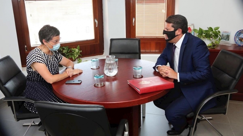 La ministra de Asuntos Exteriores, Arancha González Laya, junto al ministro principal de Gibraltar, Fabian Picardo. - EFE