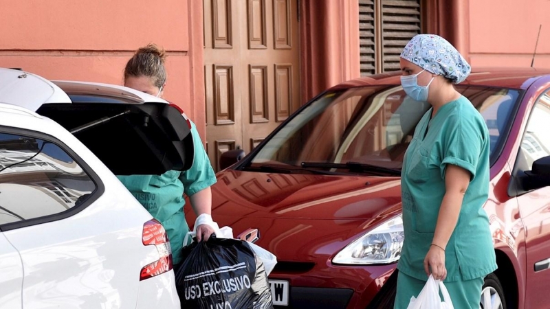 Personal del Servizo Galego de Saúde, SERGAS, a su salida del hotel Finisterre de A Coruña, donde han llevado a cabo un estudio serológico para contrastar más casos de positivos por coronavirus en la plantilla del Fuenlabrada. EFE/CABALAR
