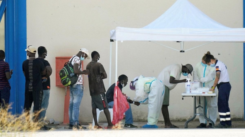 Temporeros a su llegada al recinto ferial de Albacete, donde se trasladó a unos 300 temporeros del asentamiento ilegal de la ciudad tras detectarse un brote  de covid-19-  EFE/ Manu