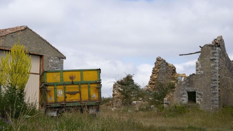 Un remolque en las ruinas de Lorilla. GEMA RODRIGO