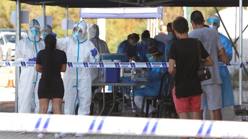 Personal sanitario realiza pruebas en la localidad alicantina de Santa Pola a las personas que estuvieron en la discoteca Oasis de la localidad ante la aparición de un brote. - EFE