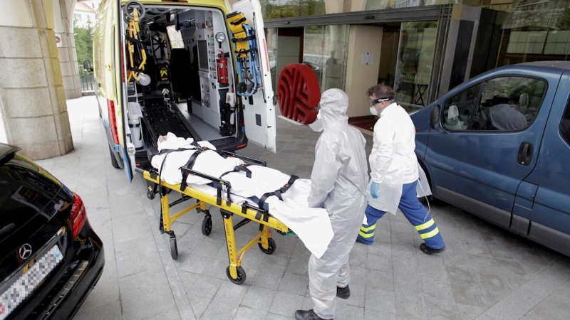 Traslado al hospital de uno de los futbolistas del Fuenlabrada confinados en A Coruña. - EFE