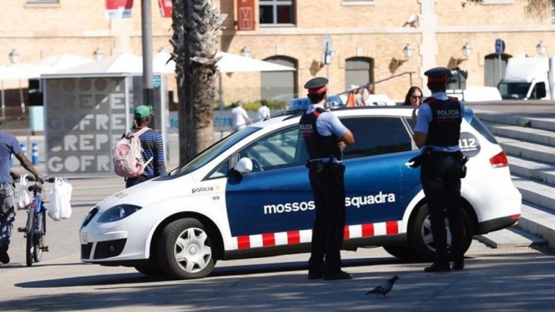 Fotografía de archivo de dos agentes de los Mossos d'Esquadra. - EFE