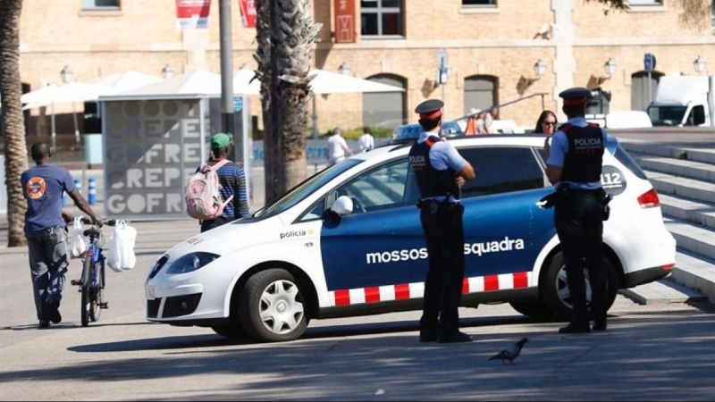 Fotografía de archivo de dos agentes de los Mossos d'Esquadra. - EFE