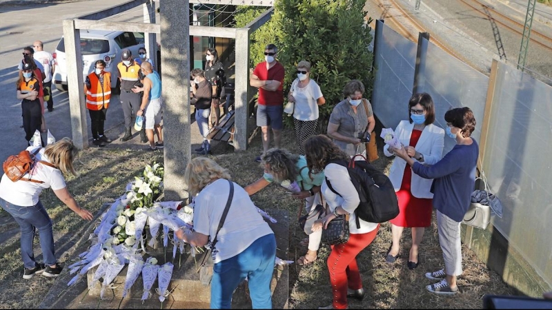 23/07/2020.- Familiares de víctimas del Alvia, accidentado en Santiago hace siete años y con 80 fallecidos, durante el homenaje esta tarde en la curva donde ocurrió el descarrilamiento, en el séptimo aniversario de la tragedia. El juicio sigue pendiente d