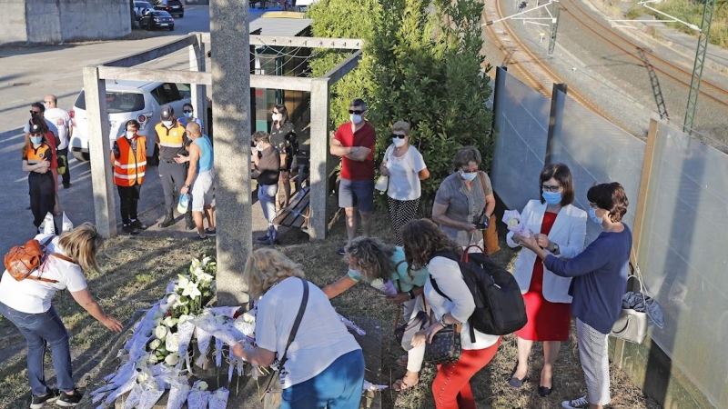 23/07/2020.- Familiares de víctimas del Alvia, accidentado en Santiago hace siete años y con 80 fallecidos, durante el homenaje esta tarde en la curva donde ocurrió el descarrilamiento, en el séptimo aniversario de la tragedia. El juicio sigue pendiente d