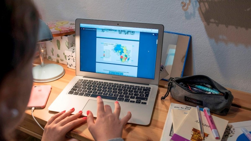Una alumna de 4º de ESO de un instituto de Mahón realiza sus tareas online desde su domicilio. EFE/ David Arquimbau Sintes/Archivo