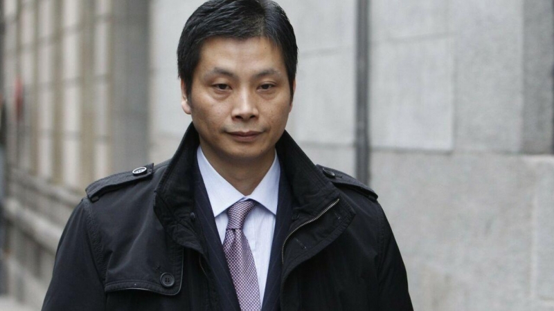 El presunto líder de la mafia china desarticulada en la operación Emperador, Gao Ping, saliendo de la prisión de Villena (Alicante). /EFE