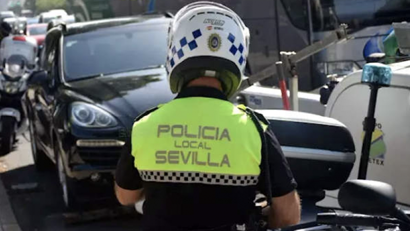 Un agente de la Policía Local de Sevilla, en una imagen de archivo. / EUROPA PRESS - AYUNTAMIENTO DE SEVILLA