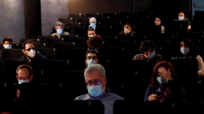Espectadores ataviados con mascarillas asisten a la proyección de una película. EFE/Kiko Huesca/Archivo