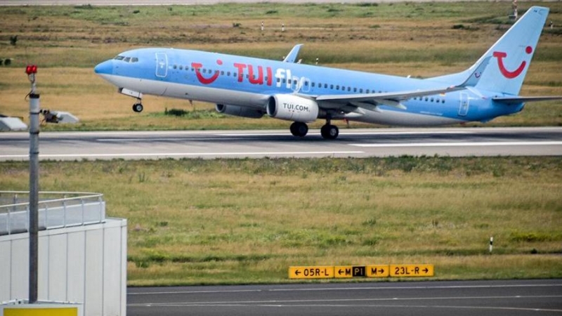 Un avión despega con la publicidad del turoperador TUI | EFE