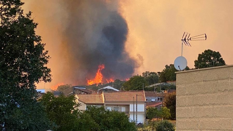 Incendio en Monterrei (Ourense) / EFE / Sxenick