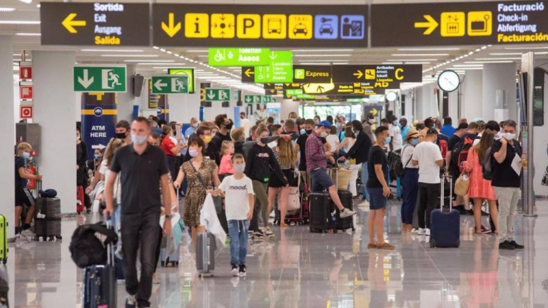 Viajeros en la terminal de llegadas del aeropuerto de Palma / EFE