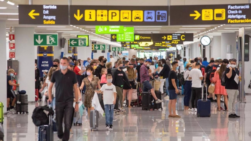 Viajeros en la terminal de llegadas del aeropuerto de Palma / EFE