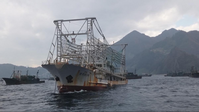 Pesquero chino con centenares de bombillas para pescar el calamar, refugiado del mal tiempo en el puerto surcoreano de Sadong./ ULLEUNG-GUN