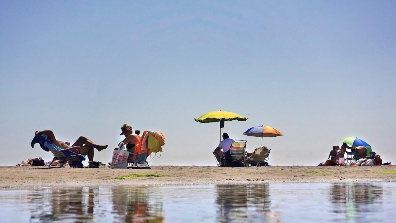 Varías personas disfrutan de la playa de La Patacona de Alboraia. EFE/Manuel Bruque /Archivo