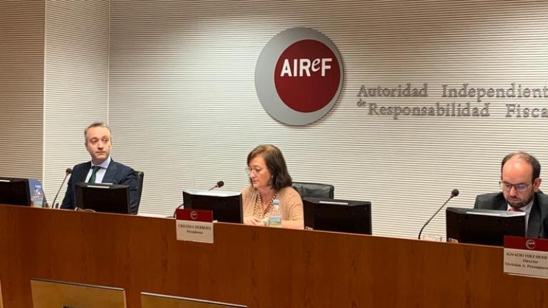 La presidenta de la Autoridad Independiente de Responsabilidad Fiscal (AIReF), Cristina Herrero (c), en la presentación del primer estudio de la segunda fase del 'Spending Review' comprometido con la UE.