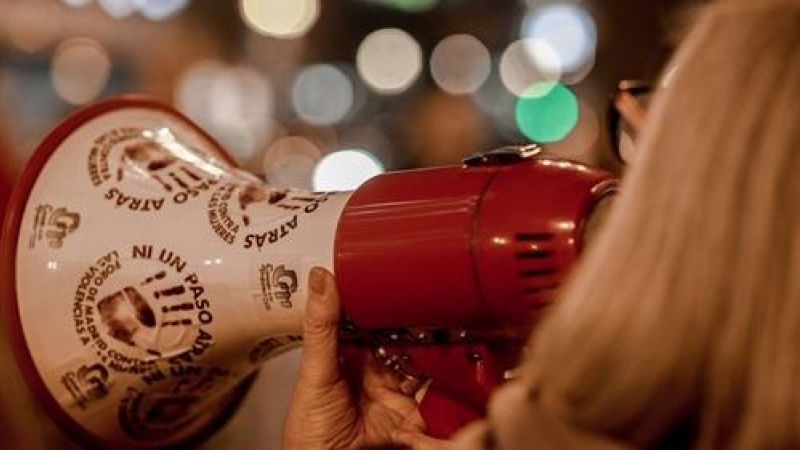 Pie de Foto: Manifestación en recuerdo a las mujeres víctimas de violencia de género en la Puerta del Sol, Madrid (España), a 25 de octubre de 2019.