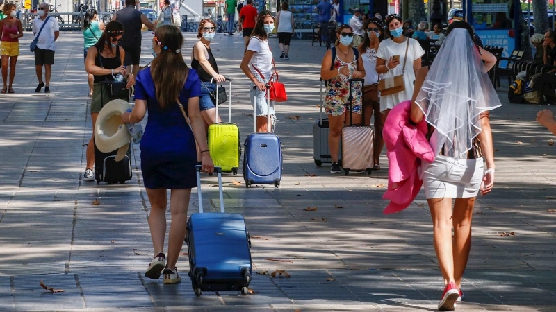 Varias turistas caminan por las Ramblas de Barcelona. EFE/Quique García/Archivo