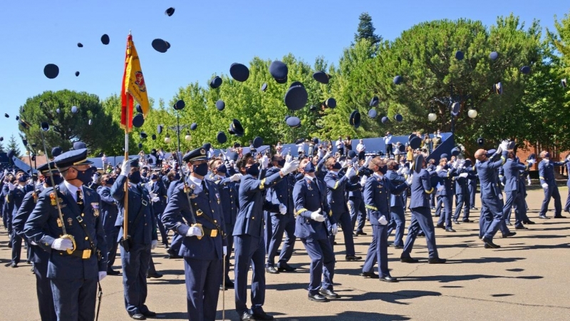 El lanzamiento al aire de las gorras de los nuevos sargentos de la XXVIII Promoción, tras el acto de entrega de despachos en la Academia Básica del Aire de León.