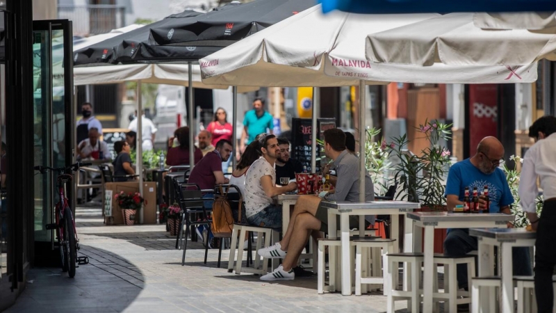 Pie de Foto: Terrazas de bar durante el primer día de inicio de la Fase 3 de la desescalada, cuando los bares y restaurantes tienen permitido el consumo en barra, y el aforo del 50% en interior y el 75% en terraza. En Sevilla, (Andalucía, España), a 08 de