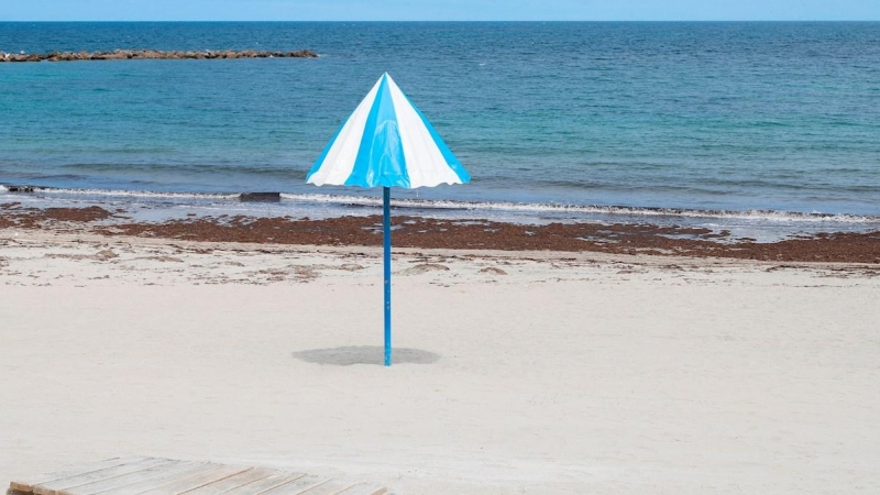 Vista de una playa vacía en el pueblo de Burela, Lugo. EFE/ Eliseo Trigo/Archivo