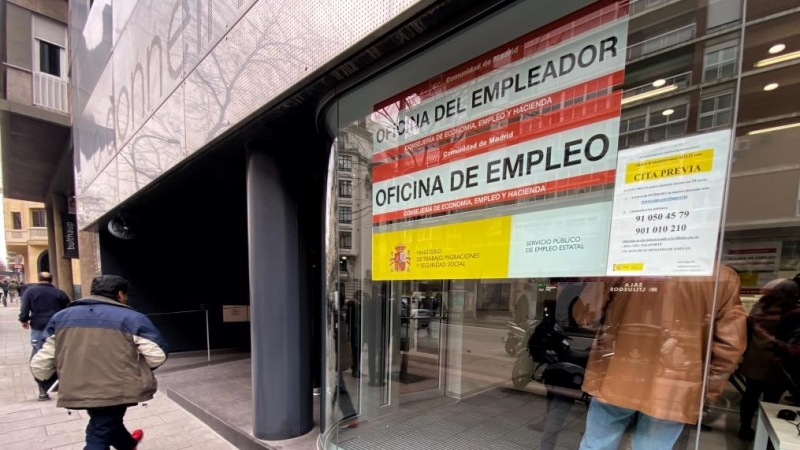 Un hombre entra a una Oficina de Empleo de Madrid. Eduardo Parra / Europa Press / Archivo