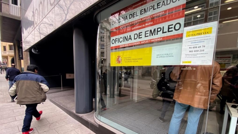 Un hombre entra a una Oficina de Empleo de Madrid. Eduardo Parra / Europa Press / Archivo