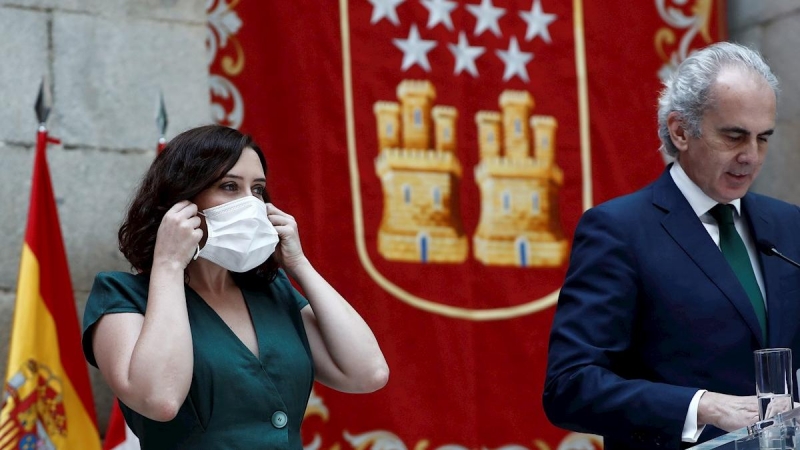 La presidenta de la Comunidad de Madrid, Isabel Díaz Ayuso, y el consejero de Sanidad, Enrique Ruiz Escudero, durante la presentación de la Estrategia de continuidad del COVID-19, hoy en la Real Casa de Correos,en Madrid. EFE/ Mariscal