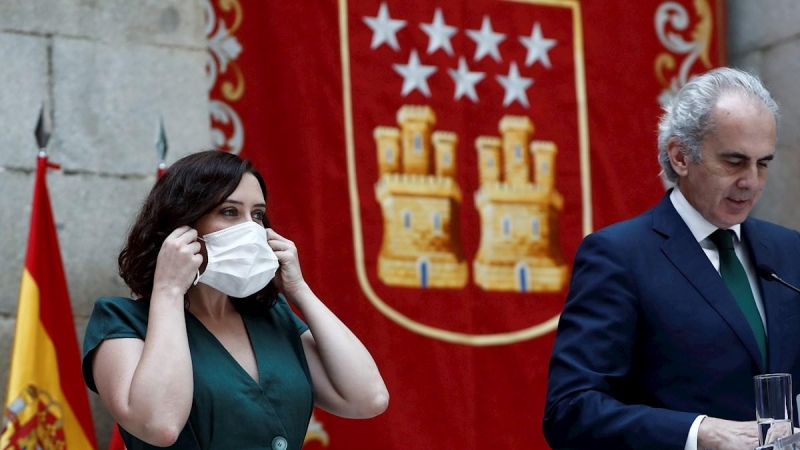 La presidenta de la Comunidad de Madrid, Isabel Díaz Ayuso, y el consejero de Sanidad, Enrique Ruiz Escudero, durante la presentación de la Estrategia de continuidad del COVID-19, hoy en la Real Casa de Correos,en Madrid. EFE/ Mariscal