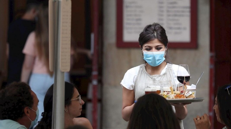 La pandemia expulsa del mercado laboral a casi 750.000 mujeres en apenas tres meses. EFE/LUIS TEJIDO