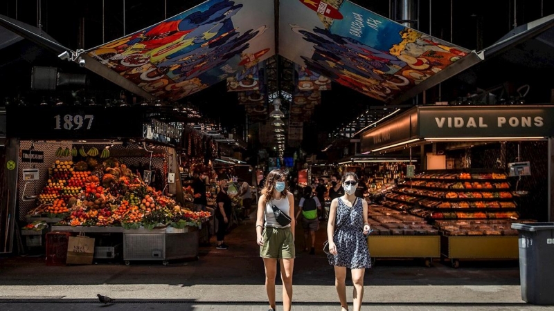 Dos visitantes salen del mercado de la Boquería de Barcelona este martes | EFE