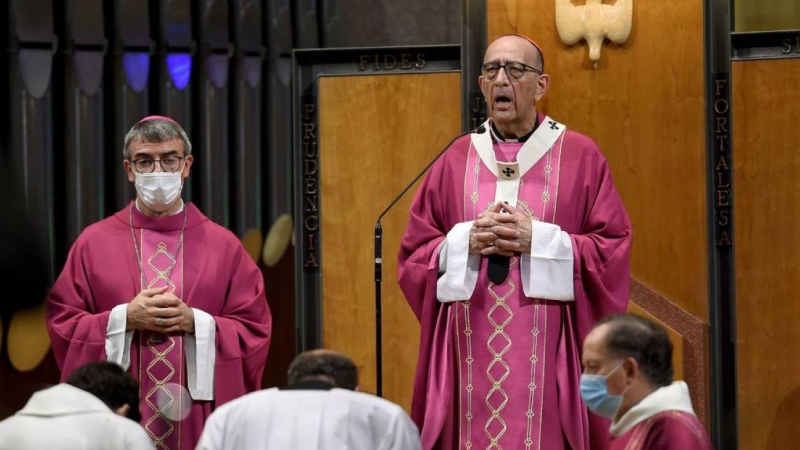 Un momento de la celebración en la Sagrada Familia de una misa por los difuntos durante la pandemia 'que no han podido recibir la despedida que merecen”, oficiada por el cardenal Juan José Omella. / Quique Garcia / EFE