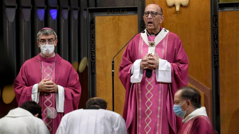 Un momento de la celebración en la Sagrada Familia de una misa por los difuntos durante la pandemia 'que no han podido recibir la despedida que merecen”, oficiada por el cardenal Juan José Omella. / Quique Garcia / EFE