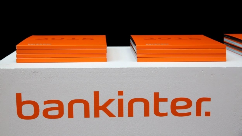 El logo de Bankinter, con los libros de la memoria anual, en una de las juntas de accionistas de la entidad. REUTERS/Andrea Comas