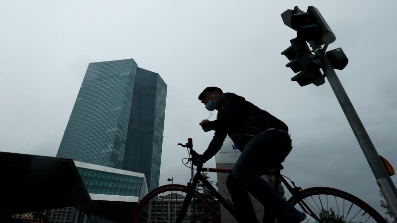 Un hombre en bicicleta pasa por delante del rascacielos donde tiene su sede en Fráncfort el BCE. REUTERS