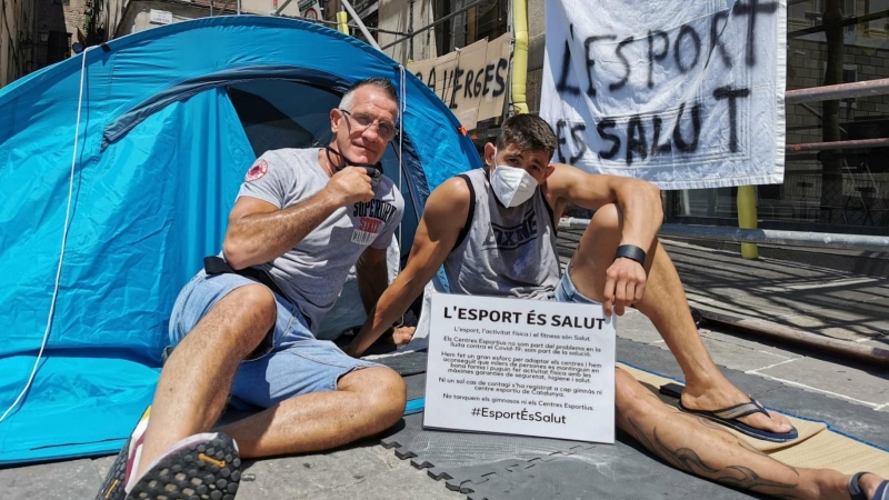 Representants de gimnasos en vaga de fam a la plaça Sant Jaume de Barcelona per reclamar-ne la reobertura. ACN