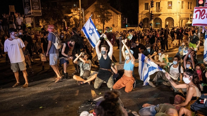 Pie de Foto: 24 July 2020, Israel, Jerusalem: Israelis take part in a protest against Israeli Prime Minister Benjamin Netanyahu near his residence in Jerusalem. Netanyahu has been indicted for bribery, fraud and breach of trust in several cases but denies