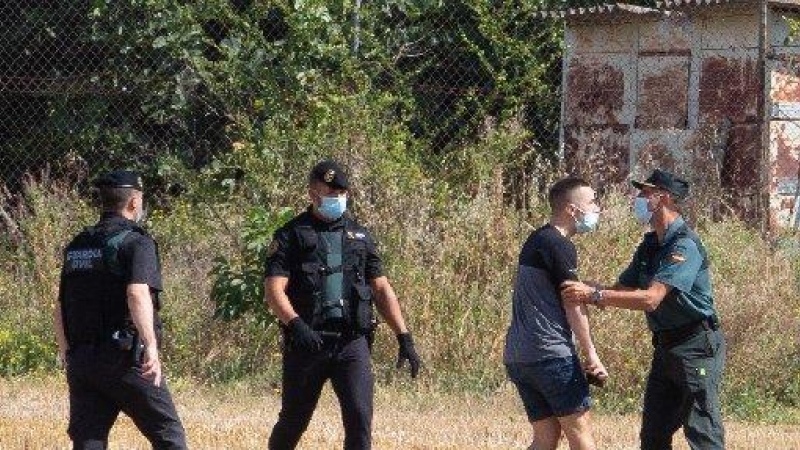 Imágenes del conflicto entre el periodista y la Guardia Civil. / PATXI CASCANTE