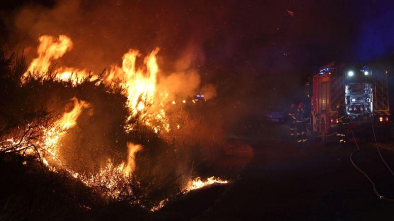 Imagen de las llamas del incendio registrado este miércoles en el ayuntamiento de Cualedro (en Ourense), que afecta también al municipio de Monterrei superando ya las 1.000 hectáreas calcinadas. EFE / Sxenich.