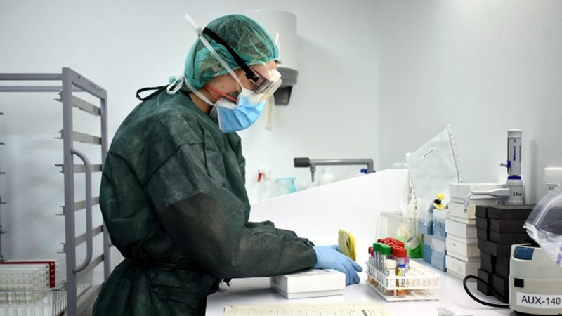 Anàlisi de proves PCR en un laboratori de l'ICS a Girona. ACN