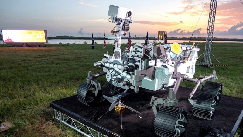 Un modelo del Rover Perseverance se muestra en la rueda prensa durante el lanzamiento del cohete Atlas que contiene el verdadero rover Perseverance EFE / EPA / CRISTOBAL HERRERA-ULASHKEVICH