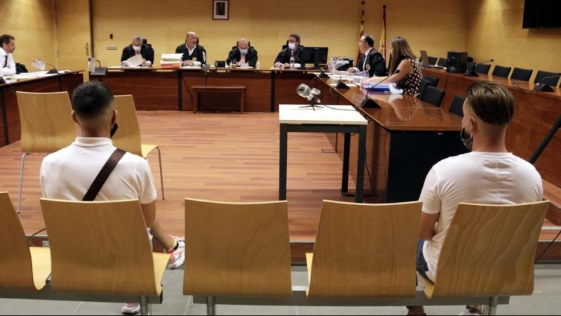 Los acusados de la violación grupal, de espaldas, en un momento del juicio celebrado en la Audiencia de Girona . (Marina López / ACN)
