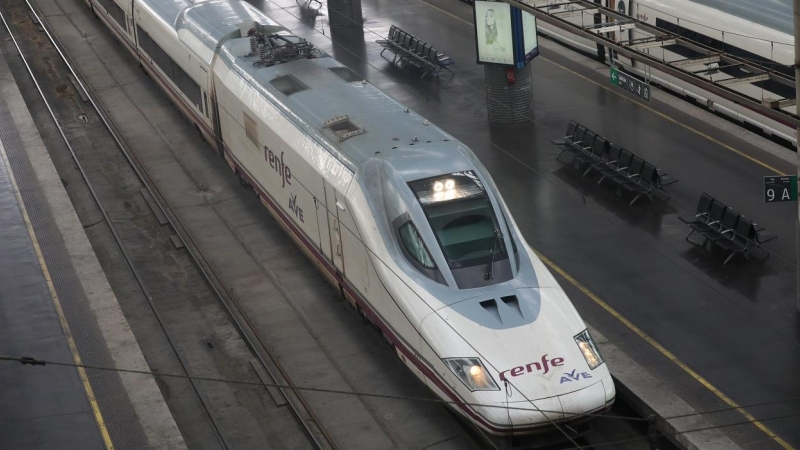 Un tren AVE entra en un andén de la estación de Atocha de Madrid. E.P./Marta Fernández