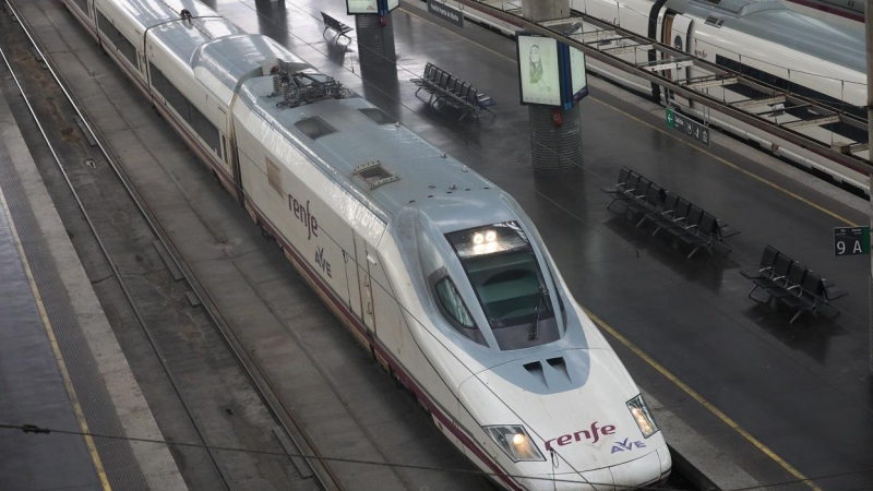 Un tren AVE entra en un andén de la estación de Atocha de Madrid. E.P./Marta Fernández