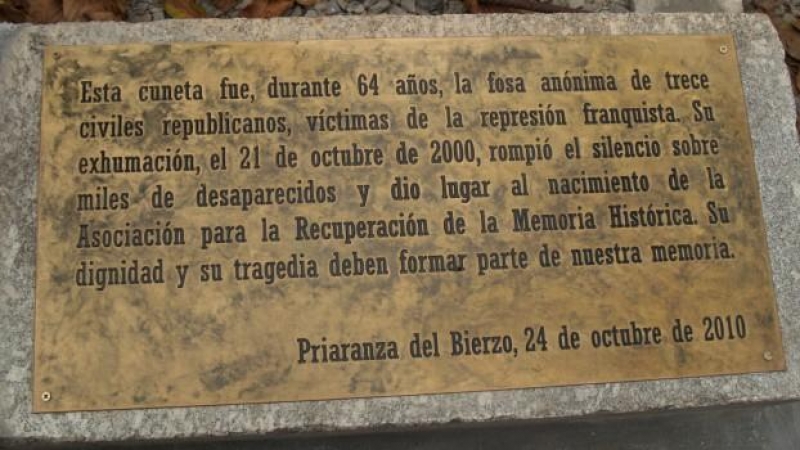 Inscripción en el lugar donde se acometió la primera exhumación con metología científica en España en el año 2000.- ARMH