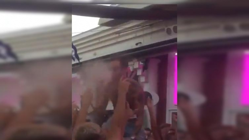 Un vídeo de un joven escupiendo alcohol en una fiesta en Málaga incendia las redes