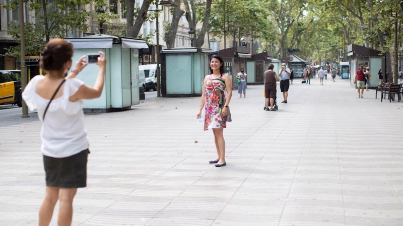 Ambiente en las Ramblas de Barcelona inusualmente vacia de turistas durante las restricciones a causa de la pandemia por la Covid-19 que afectan a Cataluña. EFE/ Marta Perez